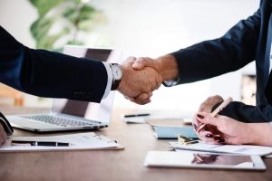 5 dicas de negócios lucrativos em cidades pequenas | Delivery Much Blog o-que-e-taxa-de-franquia