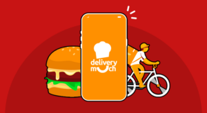 Ilustração em tons de laranja, mostra uma tela de celular ao centro com a logo da Delivery Much. Atrás do celular temos o desenho de um hamburguer e de um entregador de lanches em uma bicicleta